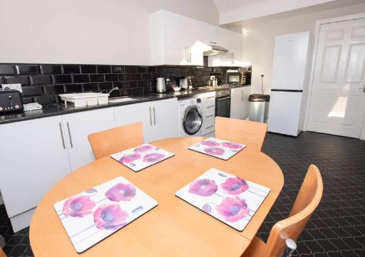 Sandmartin - Top Floor 3-Bed Apartment Sea Views & Parking Scarborough Exterior foto