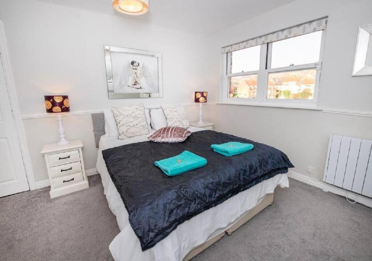 Sandmartin - Top Floor 3-Bed Apartment Sea Views & Parking Scarborough Exterior foto